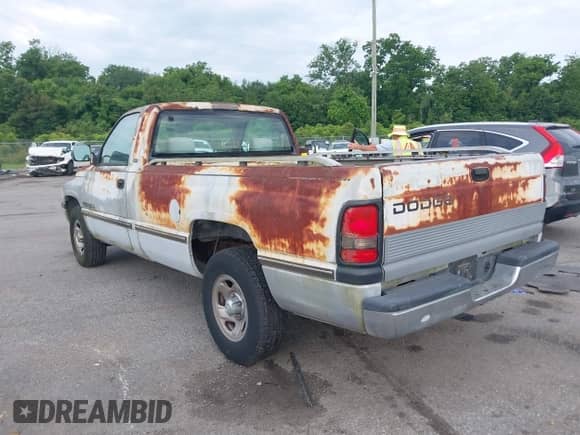 1994 Dodge 1500 z VIN 1B7HC16YXRS728178, wystawiony jako IAAI lot #42295850 z przebiegiem 44 926 mil mil oraz . Historia ofert i sprzedaży dostępna na DreamBid. Obrazek 3.