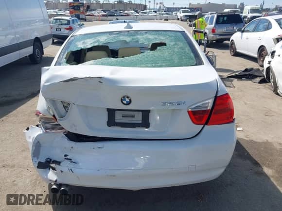 2007 BMW 3 Series 328i z VIN WBAVC53547FZ73971, wystawiony jako IAAI lot #43293178 z przebiegiem 137 616 mil mil oraz . Historia ofert i sprzedaży dostępna na DreamBid. Obrazek 15.