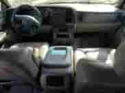 2003 Chevrolet Suburban LS z VIN 3GNEC16T03G256117, wystawiony jako Copart lot #62391405 z przebiegiem 218 211 mil mil oraz Szkoda całkowita • Salvage title. Historia ofert i sprzedaży dostępna na DreamBid. Obrazek 8.