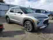 2025 Chevrolet TrailBlazer LT z VIN KL79MRSL6SB211988, wystawiony jako Copart lot #90247525 z przebiegiem 11 848 mil mil oraz Czysty tytuł • Clean title. Historia ofert i sprzedaży dostępna na DreamBid. Obrazek 4.