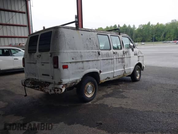 1988 Dodge RAM z VIN 2B4GB13YXJK163722, wystawiony jako IAAI lot #42449689 z przebiegiem 167 293 mil mil oraz . Historia ofert i sprzedaży dostępna na DreamBid. Obrazek 4.