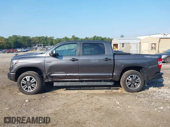 2018 Toyota Tundra SR5 с VIN 5TFDW5F12JX763868, выставлен на аукционе IAAI как лот 43233814 с пробегом 86 210 миль миль и . История ставок и продаж доступна на DreamBid. Изображение 14.
