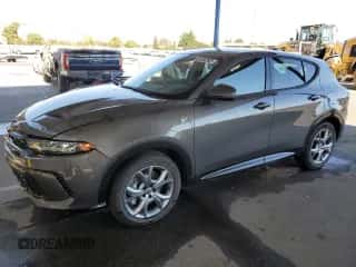 2024 Dodge Hornet R/T z VIN ZACPDFCW9R3A29338, wystawiony jako Copart lot #70281624 z przebiegiem 9 342 mil mil oraz Czysty tytuł • Clean title. Historia ofert i sprzedaży dostępna na DreamBid. Obrazek 1.