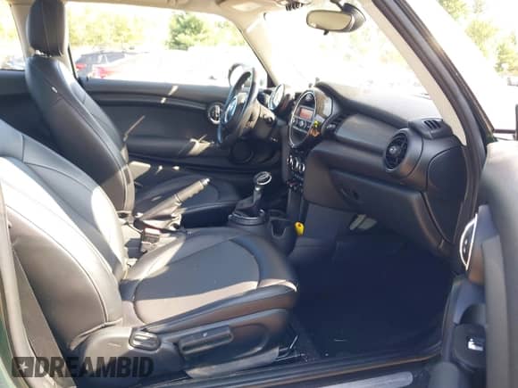 2015 MINI Hardtop z VIN WMWXM5C57F3A04447, wystawiony jako IAAI lot #43175332 z przebiegiem 84 307 mil mil oraz . Historia ofert i sprzedaży dostępna na DreamBid. Obrazek 5.