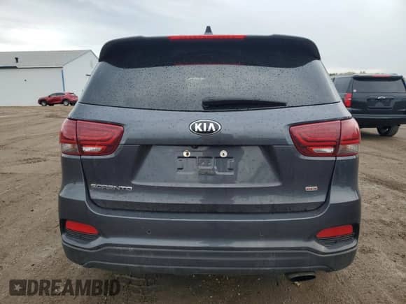 2019 Kia Sorento LX z VIN 5XYPG4A38KG466413, wystawiony jako Copart lot #84167395 z przebiegiem 159 174 mil mil oraz Szkoda całkowita • Salvage title. Historia ofert i sprzedaży dostępna na DreamBid. Obrazek 6.