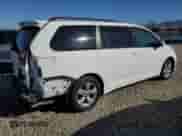 2015 Toyota Sienna LE z VIN 5TDKK3DC9FS534239, wystawiony jako Copart lot #81734285 z przebiegiem 145 385 mil mil oraz Szkoda całkowita • Salvage title. Historia ofert i sprzedaży dostępna na DreamBid. Obrazek 3.