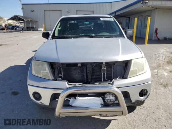 2009 Nissan Frontier LE z VIN 1N6AD09U69C403729, wystawiony jako Copart lot #58213965 z przebiegiem 196 495 mil mil oraz Szkoda całkowita • Salvage title. Historia ofert i sprzedaży dostępna na DreamBid. Obrazek 5.