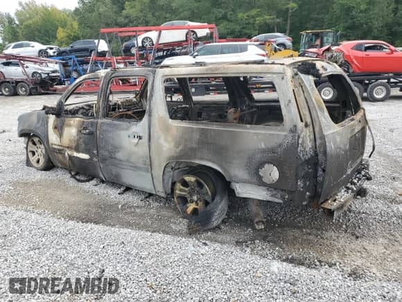2007 Chevrolet Suburban LT with VIN 1GNFK16327R245228, listed as a Copart auction lot 71462375 with Not provided miles and Salvage title. Bid and sale history available at DreamBid. Image 2.