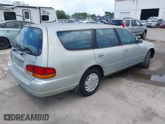 1994 Toyota Camry z VIN 4T1SK12W0RU417369, wystawiony jako IAAI lot #42929584 z przebiegiem 224 569 mil mil oraz . Historia ofert i sprzedaży dostępna na DreamBid. Obrazek 4.