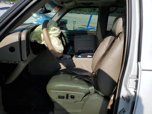 2005 GMC Sierra 1500 SLT z VIN 2GTEC13T751389983, wystawiony jako Copart lot #68369934 z przebiegiem Nie podano mil oraz Szkoda całkowita • Salvage title. Historia ofert i sprzedaży dostępna na DreamBid. Obrazek 7.