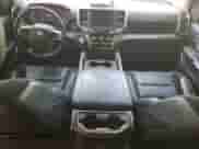 2020 Ram 1500 Laramie z VIN 1C6SRFJT8LN355037, wystawiony jako Copart lot #83815665 z przebiegiem Nie podano mil oraz Szkoda całkowita • Salvage title. Historia ofert i sprzedaży dostępna na DreamBid. Obrazek 8.