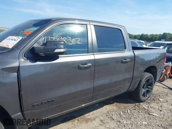 2022 Ram 1500 Big Horn z VIN 1C6RRFFG8NN297170, wystawiony jako IAAI lot #43198362 z przebiegiem 83 942 mil mil oraz . Historia ofert i sprzedaży dostępna na DreamBid. Obrazek 14.