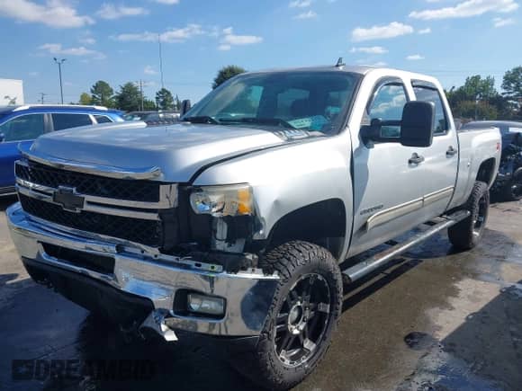 2011 Chevrolet Silverado 2500HD LT z VIN 1GC1KXC80BF125508, wystawiony jako IAAI lot #43251420 z przebiegiem 192 140 mil mil oraz . Historia ofert i sprzedaży dostępna na DreamBid. Obrazek 20.