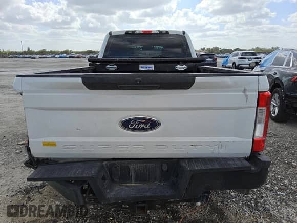 2018 Ford F-250 XL z VIN 1FT7W2A67JEC45748, wystawiony jako Copart lot #54447895 z przebiegiem 189 511 mil mil oraz Czysty tytuł • Clean title. Historia ofert i sprzedaży dostępna na DreamBid. Obrazek 6.