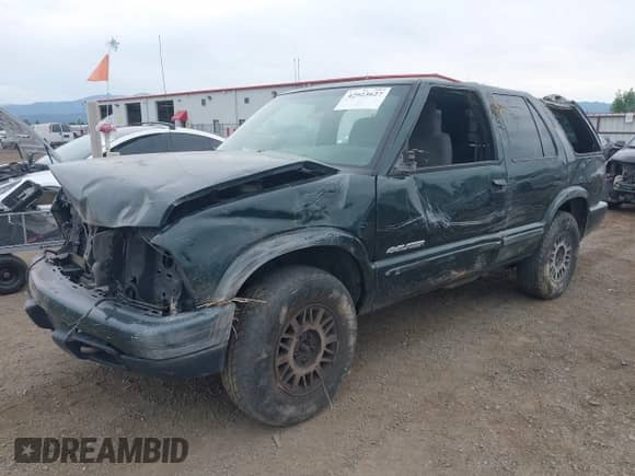 2002 Chevrolet Blazer LS z VIN 1GNDT13W22K228255, wystawiony jako IAAI lot #42923627 z przebiegiem 166 545 mil mil oraz . Historia ofert i sprzedaży dostępna na DreamBid. Obrazek 2.