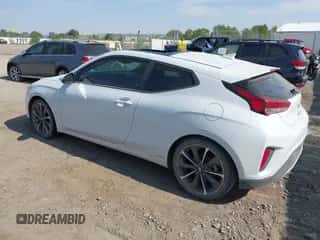 2020 Hyundai Veloster 2.0 z VIN KMHTG6AF3LU025823, wystawiony jako IAAI lot #43136506 z przebiegiem 43 611 mil mil oraz . Historia ofert i sprzedaży dostępna na DreamBid. Obrazek 3.