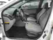 2013 Hyundai Accent GS z VIN KMHCT5AE1DU129726, wystawiony jako Copart lot #67724925 z przebiegiem 83 799 mil mil oraz Szkoda całkowita • Salvage title. Historia ofert i sprzedaży dostępna na DreamBid. Obrazek 7.