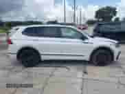 2023 Volkswagen Tiguan SE R-Line Black с VIN 3VVCB7AX0PM126184, выставлен на аукционе IAAI как лот 42676837 с пробегом 35 249 миль миль и . История ставок и продаж доступна на DreamBid. Изображение 13.