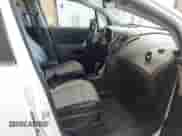 2015 Chevrolet Trax LT z VIN 3GNCJLSB6FL245883, wystawiony jako IAAI lot #42956571 z przebiegiem 144 846 mil mil oraz . Historia ofert i sprzedaży dostępna na DreamBid. Obrazek 5.