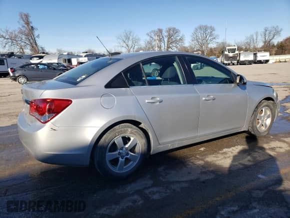 2015 Chevrolet Cruze LT z VIN 1G1PD5SB3F7238299, wystawiony jako Copart lot #88705955 z przebiegiem 156 127 mil mil oraz Szkoda całkowita • Salvage title. Historia ofert i sprzedaży dostępna na DreamBid. Obrazek 3.