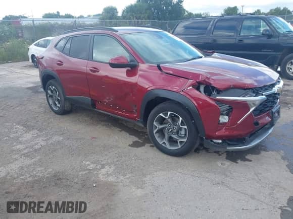 2025 Chevrolet Trax LT z VIN KL77LHEP2SC101937, wystawiony jako IAAI lot #43419855 z przebiegiem 7 109 mil mil oraz . Historia ofert i sprzedaży dostępna na DreamBid. Obrazek 1.