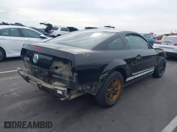 2005 Ford Mustang Deluxe z VIN 1ZVFT80N455187729, wystawiony jako IAAI lot #43413844 z przebiegiem 87 127 mil mil oraz . Historia ofert i sprzedaży dostępna na DreamBid. Obrazek 4.