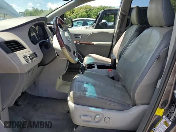 2012 Toyota Sienna XLE z VIN 5TDDK3DC0CS047130, wystawiony jako Copart lot #65435615 z przebiegiem 128 016 mil mil oraz Czysty tytuł • Clean title. Historia ofert i sprzedaży dostępna na DreamBid. Obrazek 7.