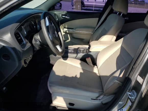 2011 Dodge Charger SE z VIN 2B3CL3CG3BH586613, wystawiony jako Copart lot #69274625 z przebiegiem 243 875 mil mil oraz Szkoda całkowita • Salvage title. Historia ofert i sprzedaży dostępna na DreamBid. Obrazek 7.