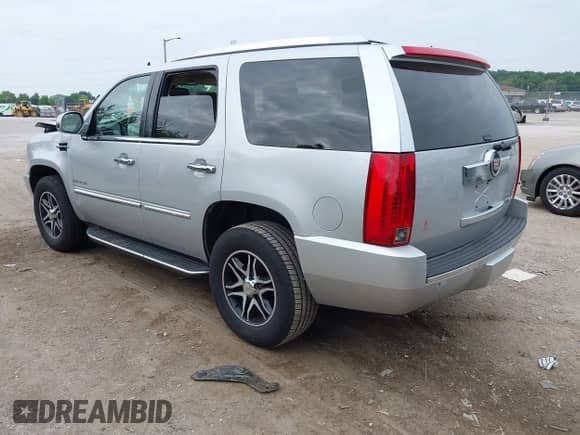 2013 Cadillac Escalade Luxury z VIN 1GYS4BEFXDR370437, wystawiony jako IAAI lot #42779481 z przebiegiem Nie podano mil oraz . Historia ofert i sprzedaży dostępna na DreamBid. Obrazek 3.