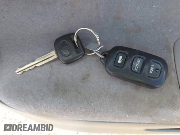 2003 Toyota Camry LE z VIN 4T1BE32K83U787363, wystawiony jako IAAI lot #43317793 z przebiegiem 236 846 mil mil oraz . Historia ofert i sprzedaży dostępna na DreamBid. Obrazek 11.