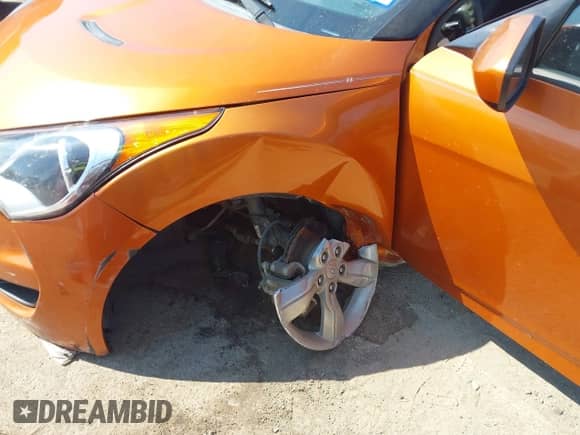 2013 Hyundai Veloster w/Black Int z VIN KMHTC6AD9DU086699, wystawiony jako IAAI lot #43352014 z przebiegiem 191 232 mil mil oraz . Historia ofert i sprzedaży dostępna na DreamBid. Obrazek 6.