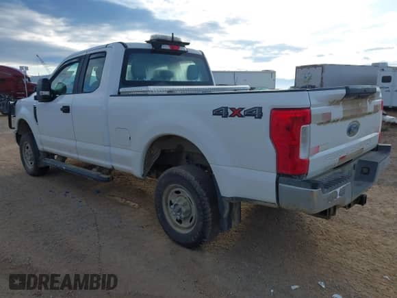 2019 Ford F-250 XL z VIN 1FT7X2B62KEF31410, wystawiony jako IAAI lot #43374683 z przebiegiem 107 517 mil mil oraz . Historia ofert i sprzedaży dostępna na DreamBid. Obrazek 3.