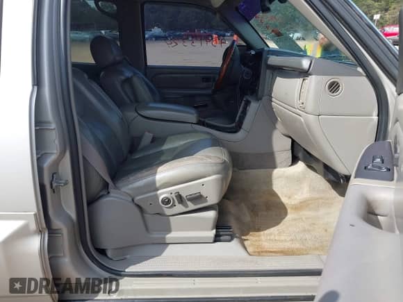 2005 Cadillac Escalade z VIN 1GYEK63N85R240601, wystawiony jako IAAI lot #43413324 z przebiegiem Nie podano mil oraz . Historia ofert i sprzedaży dostępna na DreamBid. Obrazek 5.