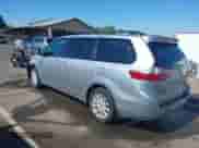 2017 Toyota Sienna LE z VIN 5TDJZ3DC8HS186962, wystawiony jako IAAI lot #42462116 z przebiegiem 109 382 mil mil oraz . Historia ofert i sprzedaży dostępna na DreamBid. Obrazek 3.