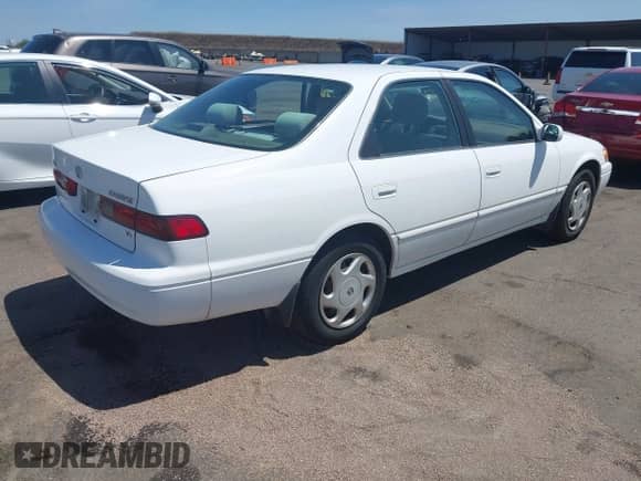 1997 Toyota Camry LE z VIN JT2BF22K6V0052184, wystawiony jako IAAI lot #42608245 z przebiegiem 188 191 mil mil oraz . Historia ofert i sprzedaży dostępna na DreamBid. Obrazek 4.