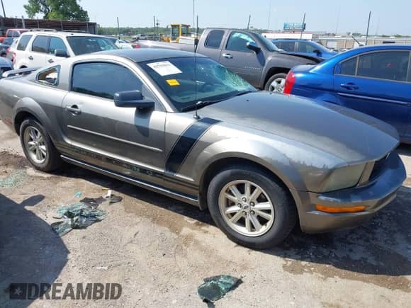 2005 Ford Mustang Deluxe с VIN 1ZVFT80N755225597, выставлен на аукционе IAAI как лот 42793032 с пробегом 210 994 миль миль и . История ставок и продаж доступна на DreamBid. Изображение 1.