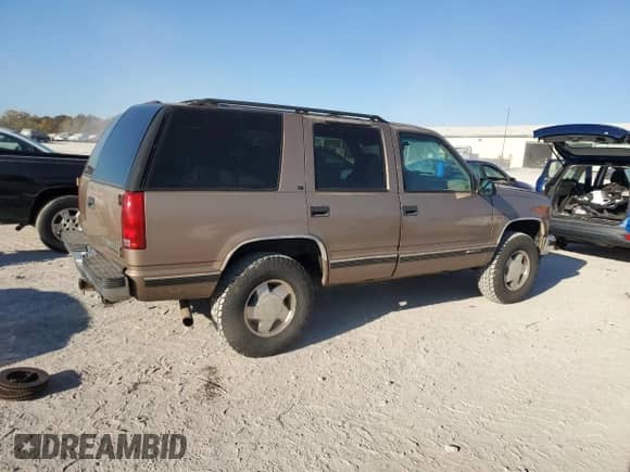 1996 Chevrolet Tahoe z VIN 1GNEK13R1TJ385350, wystawiony jako Copart lot #77593884 z przebiegiem 169 178 mil mil oraz Szkoda całkowita • Salvage title. Historia ofert i sprzedaży dostępna na DreamBid. Obrazek 3.