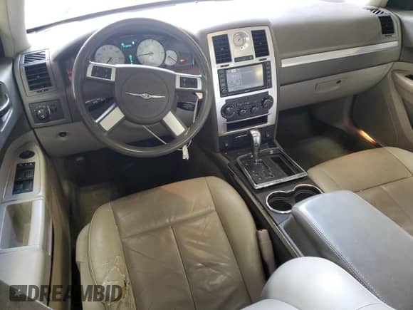 2008 Chrysler 300 Touring Signature z VIN 2C3CK5CV4AH156863, wystawiony jako Copart lot #85174595 z przebiegiem 143 206 mil mil oraz Nie do naprawy • Non repairable. Historia ofert i sprzedaży dostępna na DreamBid. Obrazek 8.