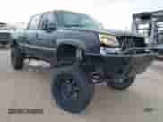 2003 Chevrolet Silverado 2500HD LT z VIN 1GCHC23G63F196770, wystawiony jako IAAI lot #43311421 z przebiegiem 180 553 mil mil oraz . Historia ofert i sprzedaży dostępna na DreamBid. Obrazek 1.