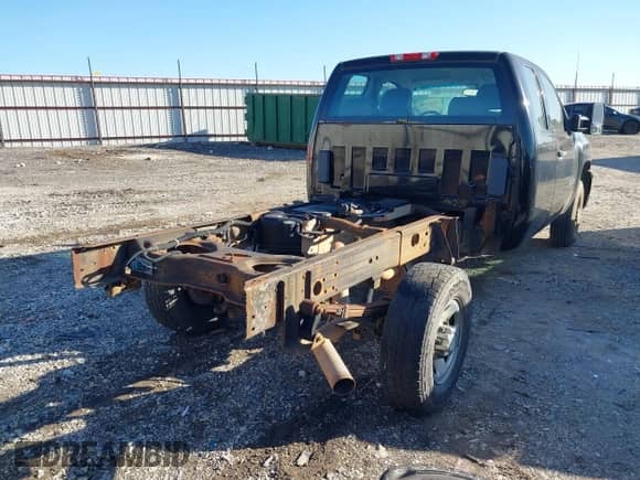 2009 Chevrolet Silverado 2500HD z VIN 1GBHC49K39E158939, wystawiony jako IAAI lot #41775789 z przebiegiem 221 899 mil mil oraz . Historia ofert i sprzedaży dostępna na DreamBid. Obrazek 4.