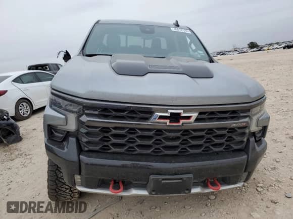 2024 Chevrolet Silverado 1500 ZR2 z VIN 3GCUDHEL4RG135692, wystawiony jako Copart lot #46618335 z przebiegiem Nie podano mil oraz Szkoda całkowita • Salvage title. Historia ofert i sprzedaży dostępna na DreamBid. Obrazek 5.