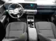 2025 Hyundai Kona SEL z VIN KM8HC3A6XSU018351, wystawiony jako Copart lot #75495384 z przebiegiem 685 mil mil oraz Szkoda całkowita • Salvage title. Historia ofert i sprzedaży dostępna na DreamBid. Obrazek 8.