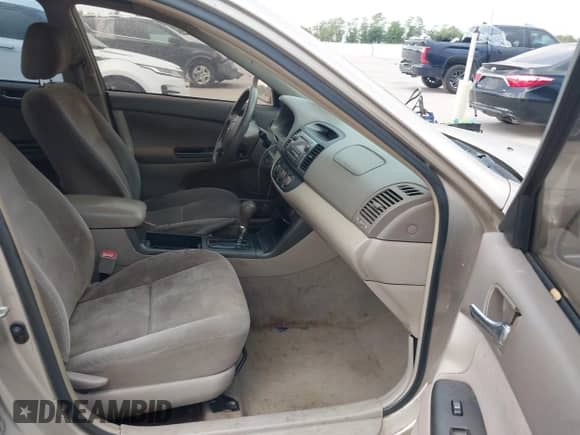 2005 Toyota Camry XLE z VIN 4T1BE32K85U582998, wystawiony jako IAAI lot #43438442 z przebiegiem 228 586 mil mil oraz . Historia ofert i sprzedaży dostępna na DreamBid. Obrazek 5.