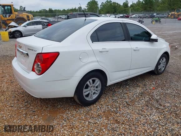 2014 Chevrolet Sonic LT z VIN 1G1JC5SH0E4199684, wystawiony jako IAAI lot #43315239 z przebiegiem 117 587 mil mil oraz . Historia ofert i sprzedaży dostępna na DreamBid. Obrazek 4.