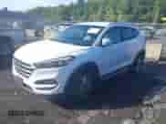 2017 Hyundai Tucson SE z VIN KM8J3CA42HU479312, wystawiony jako IAAI lot #43172523 z przebiegiem 145 234 mil mil oraz . Historia ofert i sprzedaży dostępna na DreamBid. Obrazek 2.