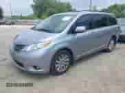 2017 Toyota Sienna XLE z VIN 5TDDZ3DC4HS156256, wystawiony jako IAAI lot #42695568 z przebiegiem 266 665 mil mil oraz . Historia ofert i sprzedaży dostępna na DreamBid. Obrazek 17.