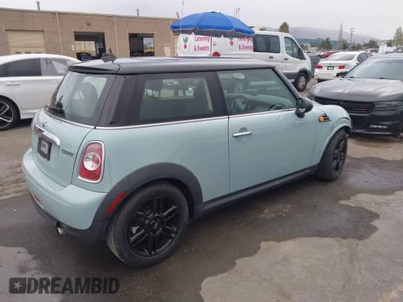2013 MINI Hardtop z VIN WMWSU3C58DT547721, wystawiony jako IAAI lot #43348658 z przebiegiem 56 121 mil mil oraz . Historia ofert i sprzedaży dostępna na DreamBid. Obrazek 4.