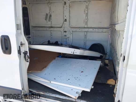 2015 Ram ProMaster z VIN 3C6TRVND8FE504363, wystawiony jako IAAI lot #42139840 z przebiegiem Nie podano mil oraz . Historia ofert i sprzedaży dostępna na DreamBid. Obrazek 8.