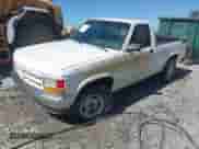 1992 Dodge Dakota S z VIN 1B7GL26X9NS542473, wystawiony jako IAAI lot #43393393 z przebiegiem 345 900 mil mil oraz . Historia ofert i sprzedaży dostępna na DreamBid. Obrazek 2.