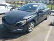 2016 Volvo S60 T5 Drive-E Premier z VIN YV126MFK4G2399690, wystawiony jako IAAI lot #42043307 z przebiegiem 100 647 mil mil oraz . Historia ofert i sprzedaży dostępna na DreamBid. Obrazek 19.